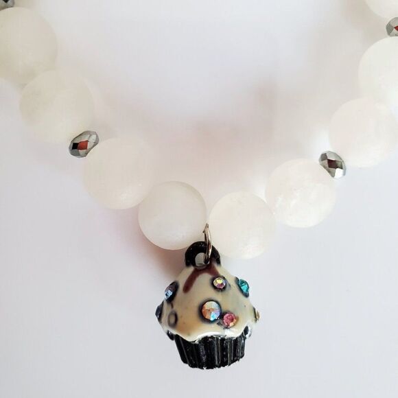 Natural White Quartz Stone Beaded Stretch Gemstone Bracelet w/Cupcake Charm NEW - Picture 7 of 14